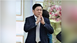 លោក​ឧកញ៉ា ហេង សៀ ដែល​ត្រូវបាន​ពិធី​ការិនី​ទូរ​ទស្សន៍​ម្នាក់ ឈ្មោះ មាន ពេជ្ររីតា ដាក់​ពាក្យ​បណ្តឹង​ទៅ​តុលា​ការ​ចុះ​ថ្ងៃ​ទី​១១ ខែ​ឧសភា ឆ្នាំ២០២១ ពី​បទ​«ប៉ុន​ប៉ង​រំលោភ​សេព​សន្ថវៈ»។ (រូបថតពីបណ្តាញសង្គម)