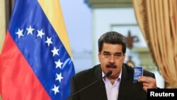 Predsjednik Venecuele Nicolas Maduro sa kopijom Ustava Venecuele obraća se članovima diplomatskog kora u Karakasu.