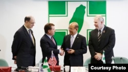 民进党主席苏贞昌（右二）与罗伊斯（左二）、谢尔曼（左一）、夏波（右一）议员。（照片来源：民进党总部提供）