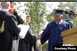 宫田的女儿为他拍的高中毕业典礼情景（宫田女儿辛蒂提供）