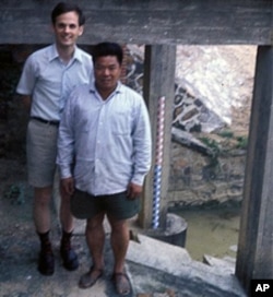 资料照：林培瑞(后)和一位中国工人在一起合影。