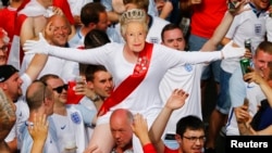 دغه سیالۍ په فرانسه کې کیږي. د انګلېنډ یوې مینوالې د انګلستان د ملکې څېره اغوستې ده