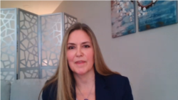 民主党联邦众议员瓦克斯顿参加线上记者会与共和党人华尔兹众议员宣布推出法案，制裁国际奥委会。（记者会视频截图）