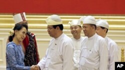 آنگ سان سوچی در مراسم روز چهارشنبه