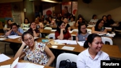 Filipino workers, including nurses applying to work in the U.K., attend a lecture on the IELTS test in Manila, Philippines, April 2, 2019. (REUTERS/Eloisa Lopez)
