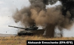 UKRAINE -- "Pro-Russian rebel" tank takes part in a military exercise on a shooting range near Luhansk, September 25, 2018