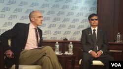 陈光诚和美国企业研究所所长布鲁克斯（美国之音杨明拍摄）