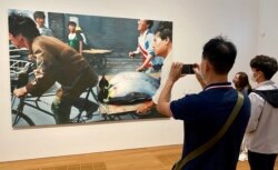 香港M+博物馆11月12日正式开放让公众参观，希克展厅开幕展览展出隐谕六四事件，中国艺术家王兴伟的画作《新北京》 (美国之音/汤惠芸)