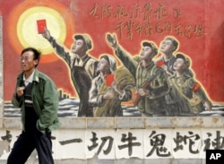 一人走过银川郊外一家电影制片厂的文革宣传画(资料照片)