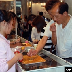 很多台商食品参展商都设有现场试吃