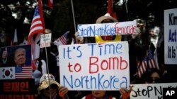 韩朝峰会期间有韩国抗议民众打出轰炸朝鲜的标语牌