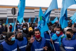 Karyawan Amazon berunjuk rasa, menuntut kondisi kerja yang lebih baik di depan kantor perusahaan tersebut di Brandizzo, dekat Turin, Italia, 22 Maret 2021.