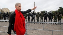 资料照片:白俄罗斯反对派领导成员科列斯尼科娃在明斯克参加一次抗议活动。(2020年8月23日)