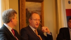 丹麦驻华盛顿大使馆副馆长汉恩(Henrik Hahn,中）2020年2月6日在北极问题讨论会上发言（美国之音黎堡）