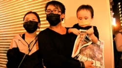 Ashley与丈夫卢先生带同未满两岁的儿子，到旺角报摊排队超过一小时 购买苹果日报，希望与儿子一起见证历史。 (美国之音/汤惠芸)