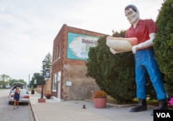 FILE - Paul Bunyan statue in Atlanta, Illinois (Adam Brock/VOA)