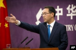 中国商务部发言人高峰在记者会上（2018年3月29日）