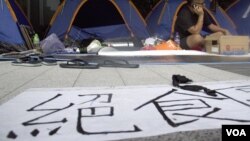 目前还有10位人士进行绝食抗议