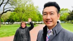 看见我手持美国之音麦克风而要求合照的女士(美国之音黄耀毅)