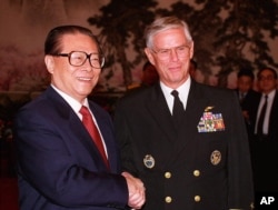 1997年12月12日美军太平洋司令部司令普理赫在北京和中国主席江泽民握手