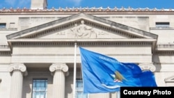 资料照片：位于华盛顿的美国司法部总部大楼前的司法部旗帜。(照片来源：美国司法部)