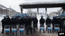 Des policiers italiens à la frontière entre Clavière en Italie et Montgenevre en France, le 14 janvier 2018.