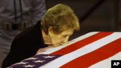 نانسی ریگان در حال بوسیدن تابوت رونالد ریگان - ۲۰۰۴