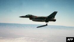 Ova nedatirana fotografija američkog ratnog vazduhoplovstva prikazuje ispaljivanje projektila vazduh-zemlja (JASSM) tokom testiranja. 