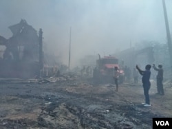 Firemen remained at the Iron Market in Port-au-Prince, Haiti, after responding to an early-morning fire, Feb 13, 2018. (F. Lisené/VOA Creole)