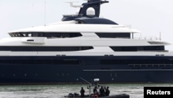逃亡马来西亚富商刘特佐的豪华游艇被没收后带到巴生港。（2018年8月7日）