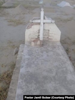 قبر پر نصب اکھاڑی گئی صلیب