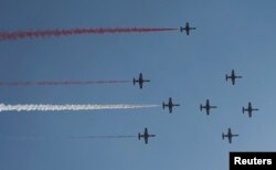 埃及军方的喷气机7月4日在最高法院首席法官曼苏尔宣誓就任临时总统时，飞过开罗上空