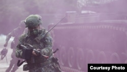 2021年，台湾汉光演习实施淡水河防演练，阻绝敌军来犯。（台湾国防部提供）