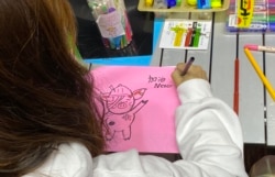 有香港市民11月30日晚在旺角街站画心意卡给12港人，寄语他们加油、永不放弃。 (美国之音特约记者汤惠芸摄)