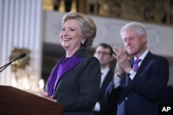 美国民主党总统竞选人希拉里·克林顿（前左）