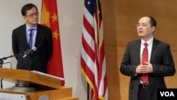 俞伟雄聆听陈兆丰发言（美国之音国符拍摄）