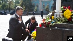 უკრაინის პრეზიდენტი პეტრო პოროშენკო დაღუპული პოლიციელის ხსოვნას პატივს მიაგებს