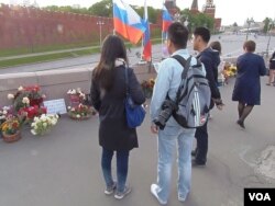 反对派领袖涅姆佐夫今年年初遇害。在涅姆佐夫遇害地点的中国游客。