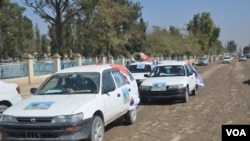 در خوست بااستفاده از وسایط، در بارۀ پولیو و اضرار آن به مردم آگاهی می دهند.