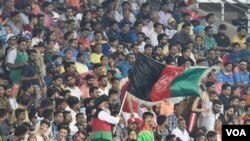 شمار زیادی از افغان های ساکن در هند، در کنار هندی ها و بنگله دیشی ها برای تماشای این رقابت به میدان کرکت دیرادون هند آمده بودند.