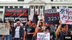 11月24日，菲律宾首都马尼拉，大学生和民众在拉沙大学门前举行“噪音抗议”活动，反对前总统马科斯入葬国家英雄墓园。图为纳瓦罗牧师在发表演讲。（2016年11月24日, 美国之音朱诺拍摄）