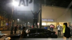 示威者抗议警察在北卡罗来纳州夏洛特市开枪打死基思·拉蒙特·斯科特。(2016年9月21日）（AP图片）