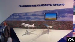 去年夏季莫斯科航展上的苏霍伊超级喷气机100模型（左）。（美国之音白桦拍摄）