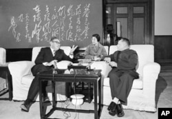 1974年11月27日，邓小平会见来访的美国国务卿基辛格。