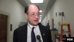 브레드 셔먼 하원 외교위원회 아시아태평양비확산 소위원장이 13일 의회에서 VOA 기자의 질문에 답하고 있다.