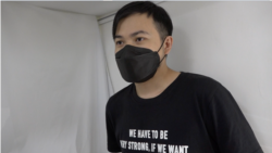 香港当地艺术家阿涂表示，艺术与抗争看似无关，但其实可抚平创伤，鼓励港人继续前行。（美国之音王四维拍摄）