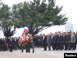 2012年习近平（右起第四人）在深圳莲花山邓小平青铜像前参加纪念邓小平仪式
