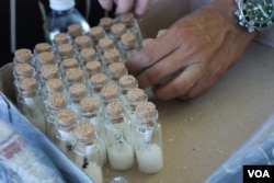 大会准备300多樽用小玻璃樽装着的盐派发给参加者，寓意“争取普选要有尊严”（美国之音汤惠芸拍摄）