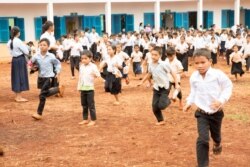 រូបភាពឯកសារ៖ ទិដ្ឋភាព​កូនសិស្ស​រត់ចេញ​ពី​ថ្នាក់រៀន​ នៅ​ឯសាលារៀន​មួយ ​ក្នុង​ខេត្ត​រតនគិរី​ កាល​ពី​ថ្ងៃទី​១២​ ខែ​ធ្នូ​ ឆ្នាំ​២០១៦។ (ហ៊ាន ​សុជាតា/ VOA)