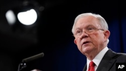 El ex fiscal general Jeff Sessions habla durante una conferencia de prensa el Departamento de Justicia, en Washington. Noviembre 1, 2018. Foto: AP
